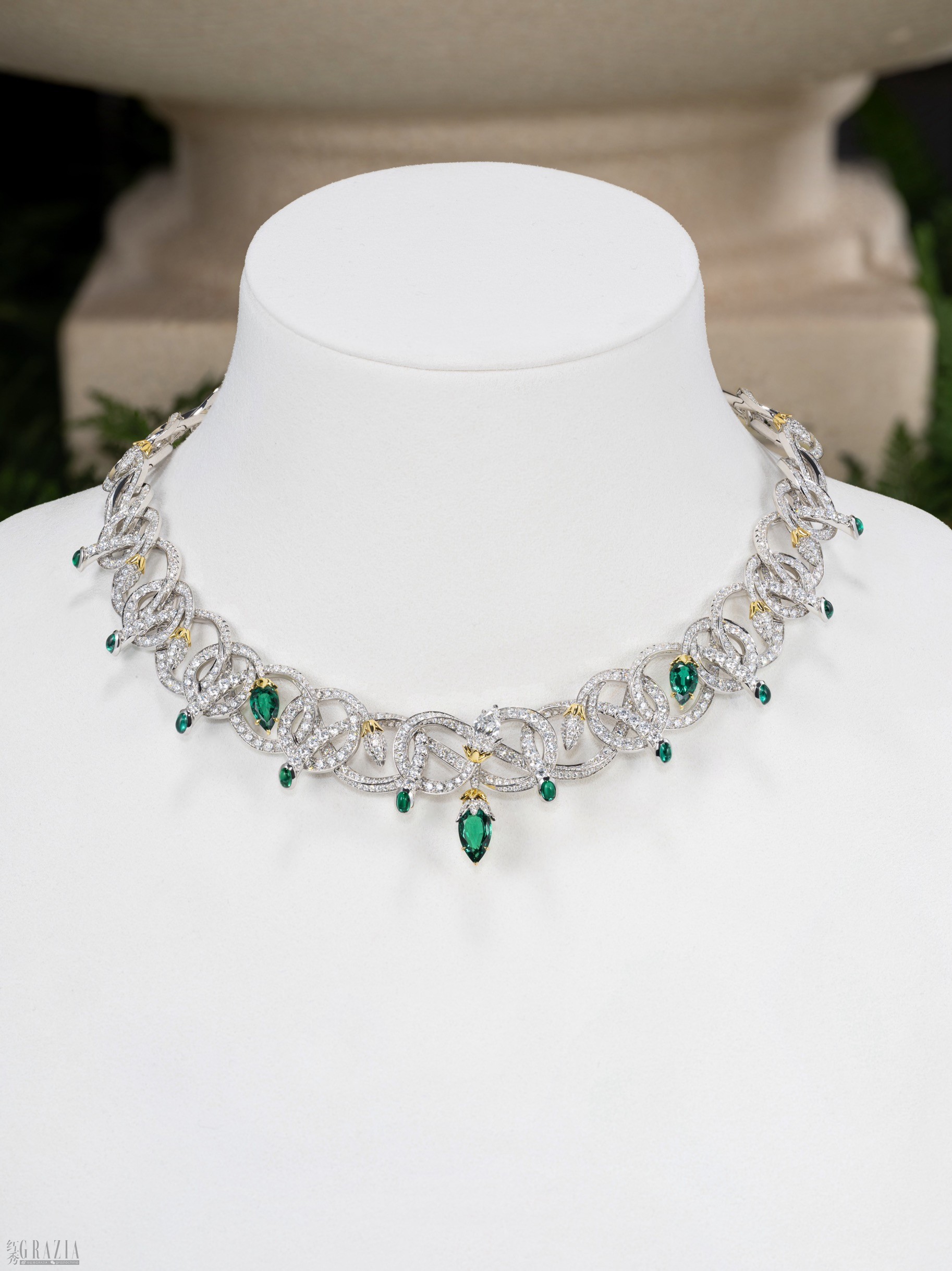 evwno20261024132059.jpg 双蕾悬蔓(Twin Bud)主题项链,蒂芙尼2026 Blue Book高级珠宝系列Hidden Garden花语秘境.jpg