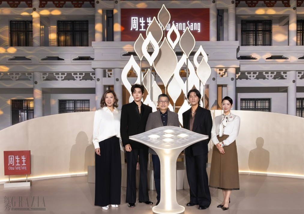 图2（从右到左）：周生生集团执行董事兼首席品牌长周嘉颖女士、周生生全球品牌代言人陈坤先生、周生生集团副总经理周允成先生、周生生品牌青春代言人王安宇先生、周生生集团市场策划长严诗雅女士共同点亮YuYu启幕装置.jpg