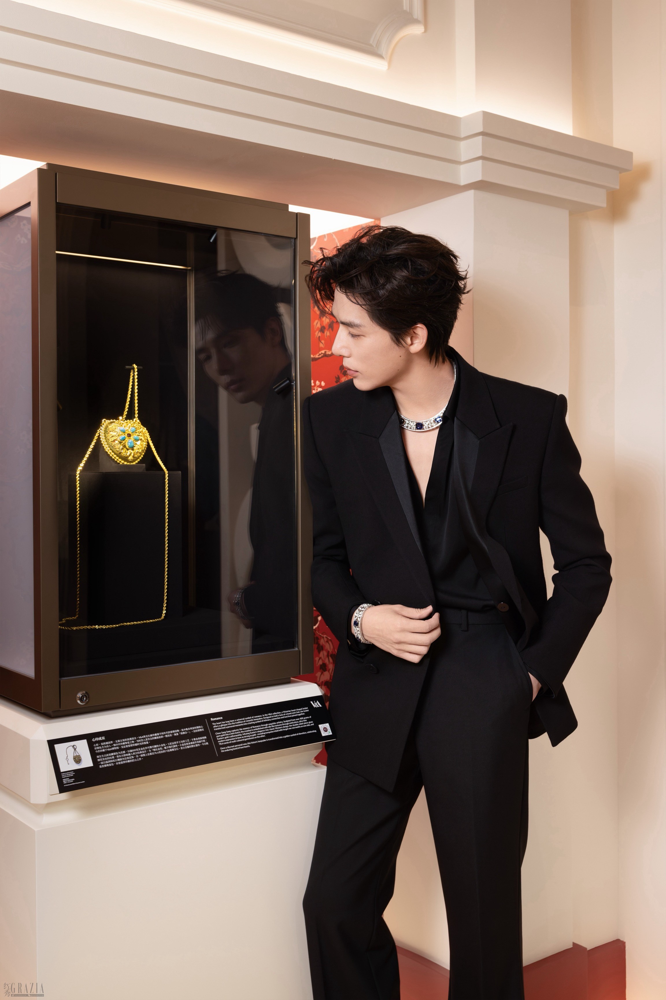 图7：王安宇演绎周生生V&A博物馆联名「登峰·成就加冕」18K蓝宝石及钻石套装.jpg