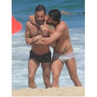 47岁小马哥与25岁小男友秀恩爱 巴西海滩大晒日光浴