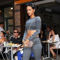 惹火天后Rihanna时装周抢先穿着Alexander Wang x H&M合作款亮相 经典剪裁不负期待