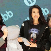 莫文蔚身着iHubb“SAVE ME月熊系列2亮相品牌发布会，为保护月熊筹款献力