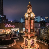 迪士尼全球首座音乐报时钟楼敲响钟声，上海元宵节再添浪漫新地标！
