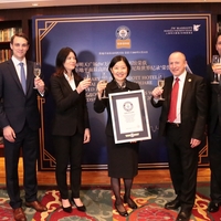 上海JW万豪酒店图书馆荣获“距地平面最高的图书馆”吉尼斯世界纪录荣誉