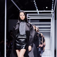 JAREL ZHANG首秀“符 • 线” 携手超模游天翼亮相上海时装周
