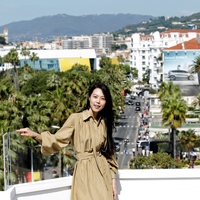 韩国女星Kim Min Hee身着Celine 2016秋冬系列出席戛纳电影节