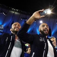 奥运选手用三星盖乐世S7 edge奥运尊享典藏版手机记录2016里约奥运会开幕式的澎湃激情