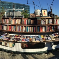 漂浮于河面的文字与音符 伦敦的水上书店简直太美太潮了