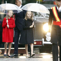 西班牙莱昂诺儿公主和索菲亚公主身穿CH Carolina Herrera FW16 童装在国庆阅兵式上