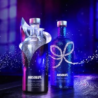 ABSOLUT绝对伏特加推出#绝对夜装#： 两款限定瓶身带你揭开不一样的夜