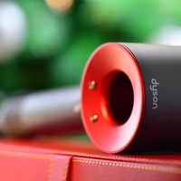 拥有健康强韧发质 打造全新圣诞造型 戴森 Dyson Supersonic™中国红吹风机浓情圣诞再度来袭