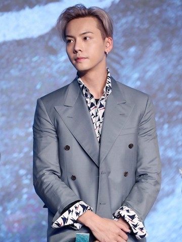 陈伟霆身着Marni 2018春夏男装系列于北京出席新电影《战神记》定档发布会