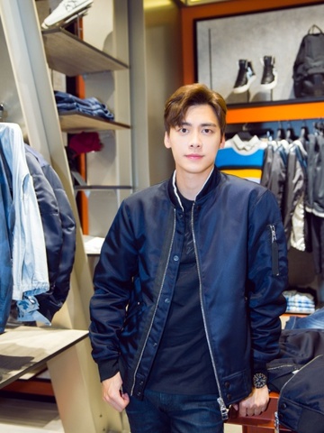  Armani Exchange 李易峰空降上海，玩趣开业派对掀起AX风潮