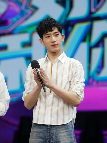 井柏然身着MARNI 2018春夏男装系列录制湖南卫视《快乐大本营》节目