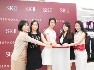 主流，不逐流丨 SK-II携手汤唯​亮相上海丝芙兰全新揭幕护肤精华露小红鸾限量版