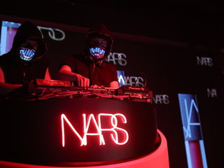 滑上瘾——NARS丝绒水雾柔滑唇霜带你重返70年代