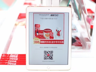 菲诗小铺联合Cocacola 打造菲诗小铺潮酷可乐妆快闪店，引爆上海南京路红色欢乐
