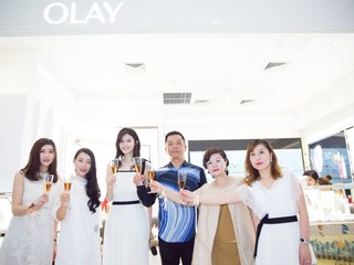 OLAY携手超模何穗亮相上海淮海百盛，带你一起见证嘟嘟少女肌 