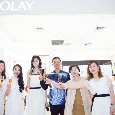 OLAY携手超模何穗亮相上海淮海百盛，带你一起见证嘟嘟少女肌 