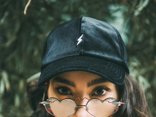 那款被流汗女神带断货的爱心墨镜，居然被他们买到了！