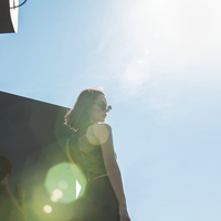 偶像超模贝拉•哈迪德担纲宝格丽SERPENTEYES太阳镜广告片 上演现代都市时髦诱惑