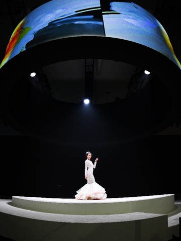 德国施华蔻型格由我 女神莫文蔚25周年演唱会绝色绽放