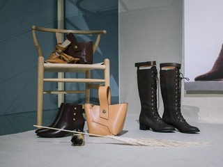 CHARLES & KEITH 2018 秋冬系列广告大片从勇于冒险的创意女性中汲取灵感，展现她们特立独行的生活态度