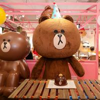 LINE FRIENDS为庆祝布朗熊8月8日生日，在其上海三家店铺举办惊喜生日趴