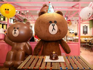 LINE FRIENDS为庆祝布朗熊8月8日生日，在其上海三家店铺举办惊喜生日趴