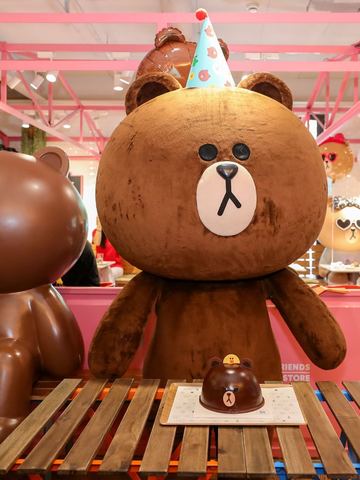 LINE FRIENDS为庆祝布朗熊8月8日生日，在其上海三家店铺举办惊喜生日趴