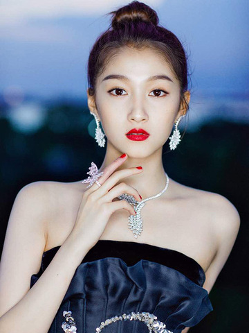 关晓彤佩戴 DAMIANI 高级珠宝出席威尼斯电影节闭幕式