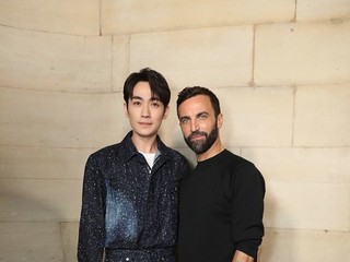 朱一龙受邀巴黎时装周 携手路易威登漫步卢浮宫