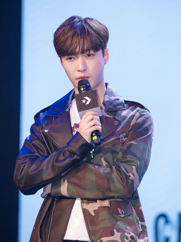 #真的有故事# 系列四Converse邀请张艺兴与粉丝分享他与Chuck Taylor的故事