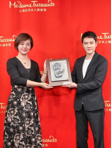 冯绍峰入驻上海杜莎夫人蜡像馆 尽显型格绅士风范