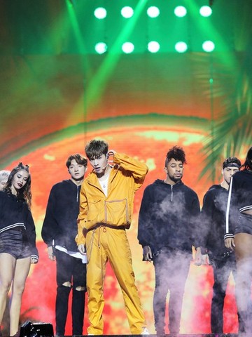 张艺兴身着盟可睐 MONCLER 1952全新系列帅气亮相双十一狂欢夜