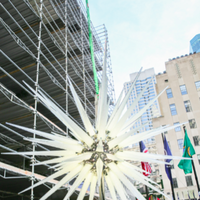 施华洛世奇展示丹尼尔•里伯斯金（Daniel Libeskind）为洛克菲勒中心圣诞树设计的圣诞星