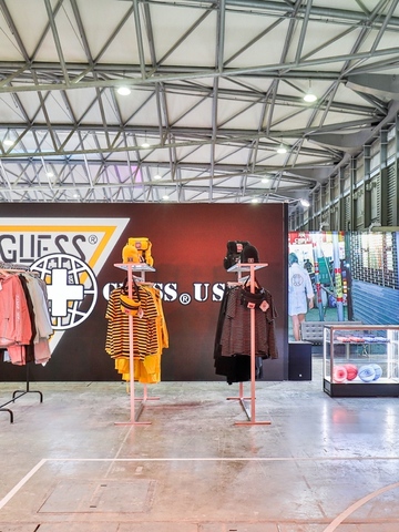 GUESS Jeans U.S.A. x PLACES+FACES合作全球开展