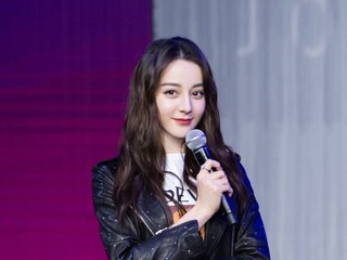 迪丽热巴穿格纹高跟鞋现身卓诗尼20周年庆典，有型有腿有颜值