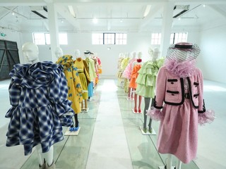 MARC JACOBS 2019春夏系列——丰富的层次营造出夸张鲜明的轮廓