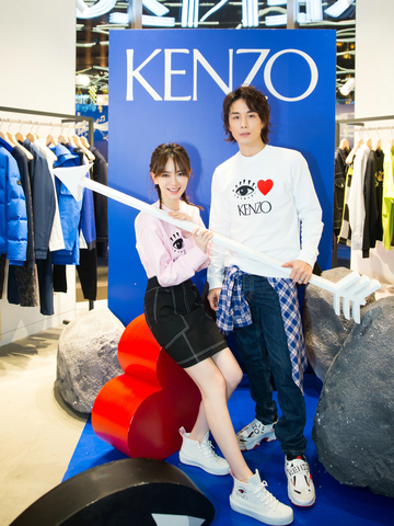 I LOVE KENZO胶囊系列陪你过情人节 “示爱先锋”戚薇 & 李承铉 亲临上海兴业太古汇KENZO旗舰店