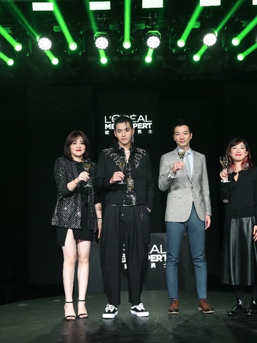 凭什么吴亦凡可以那么COOOOOL？ 尽在欧莱雅男士最潮FUN黑魔力电音派对
