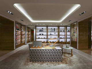 Salvarore Ferragamo携手Kate Wood Originals发布Gancini限定系列
