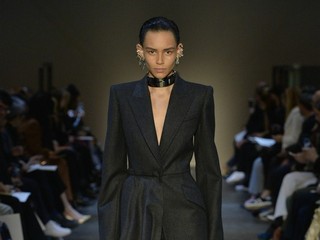 Alexander McQueen 2019年秋冬系列女装时装秀