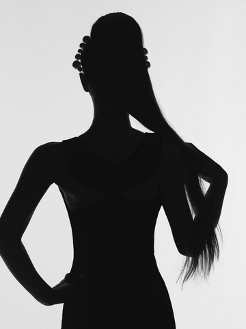 纪梵希正式宣布歌手 Ariana Grande 成为品牌秋冬系列广告大片女主角