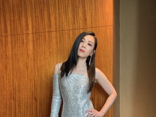 蔡健雅身穿ST.JOHN礼服长裙优雅出席音乐盛典