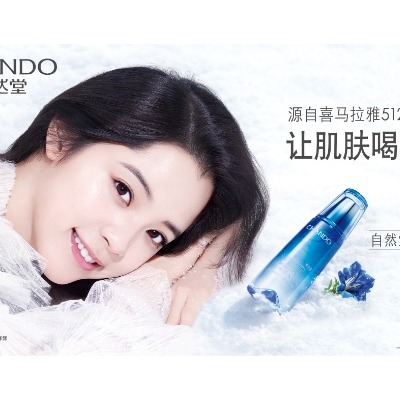 比起娜比这么多帆布鞋，我更种草她的同款补水神器！