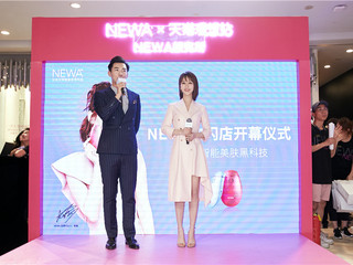 杨紫出席以色列NEWA家用射频美容仪的活动，紧致少女肌令人羡慕。