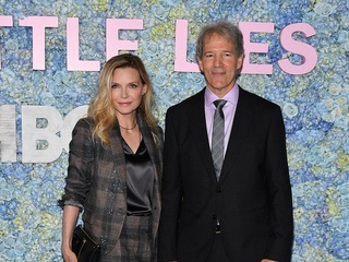 演员Michelle Pfeiffer身着BRUNELLO CUCINELLI 2019春夏系列亮相“Big Little Lies”第二季首映礼