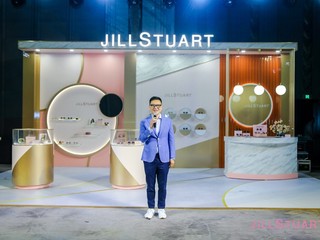 Jill Stuart眼镜系列发布会 首于上海举行，以粉色诠释独有时尚态度