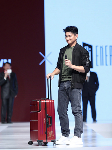 2019年皇冠集团新品发布会在沪举行，吴奇隆如约而至